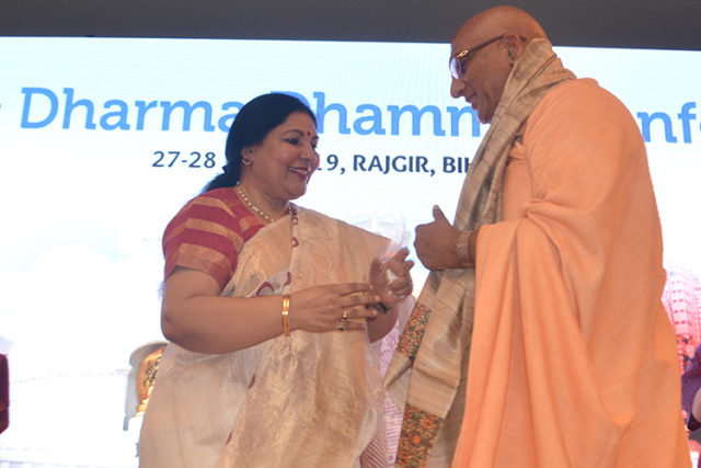 Vice Chancellor honouring Pujya Swami Avadeshanand Giri Ji Maharaj, Mahamandalesvar Juna Akhada